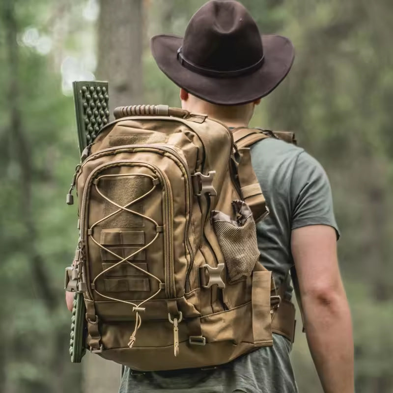 Sac à dos tactique outdoor pour homme de 65 L : grande capacité, idéal pour la randonnée, le camping et les voyages. Un sac à dos de style militaire.