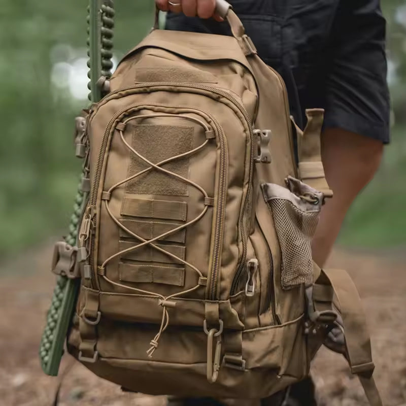 Sac à dos tactique outdoor pour homme de 65 L : grande capacité, idéal pour la randonnée, le camping et les voyages. Un sac à dos de style militaire.
